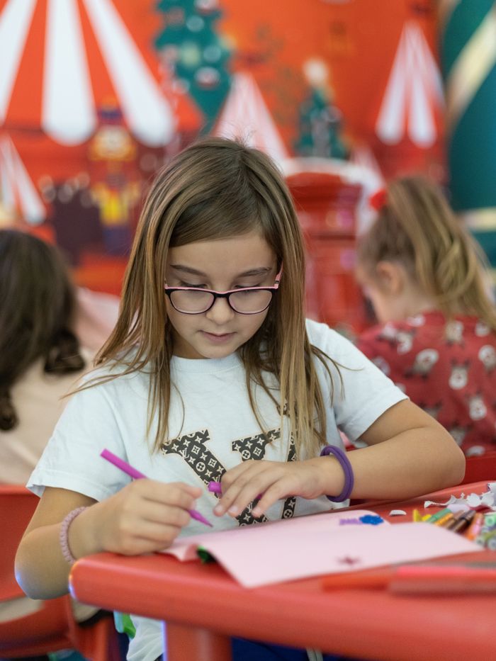 Priprema za prvi razred Devojčica drzi olovku